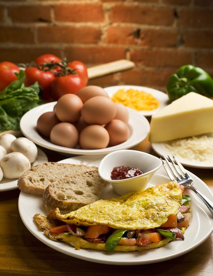 Gemüseomelett mit Brot zum Frühstück, Zutaten im Hintergrund