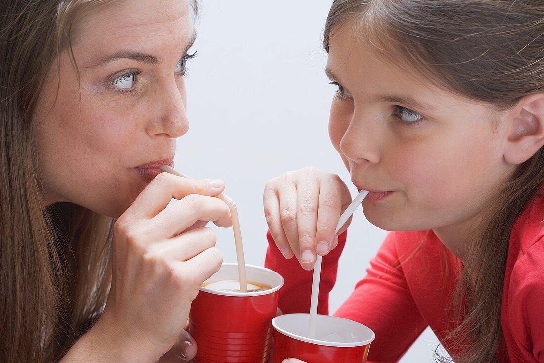 Mädchen und junge Frau beim Milchshake trinken