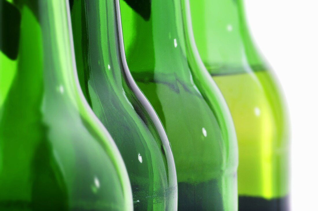 Grüne Bierflaschen in einer Reihe (Ausschnitt)