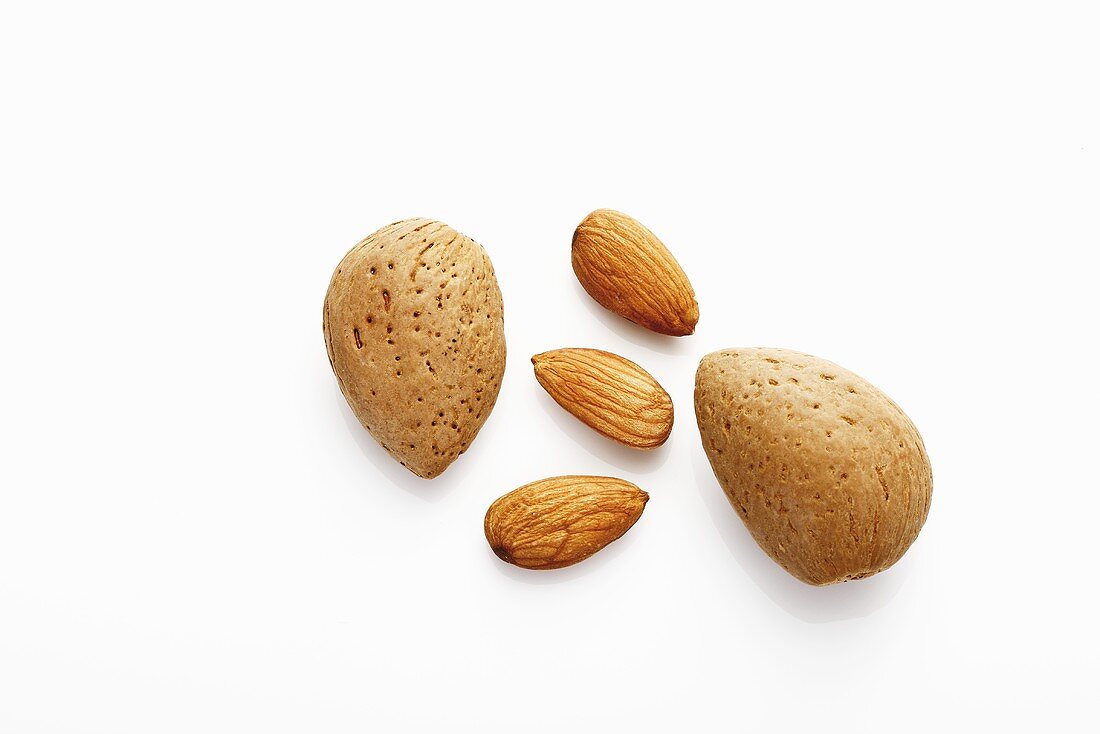 Shelled and unshelled almonds