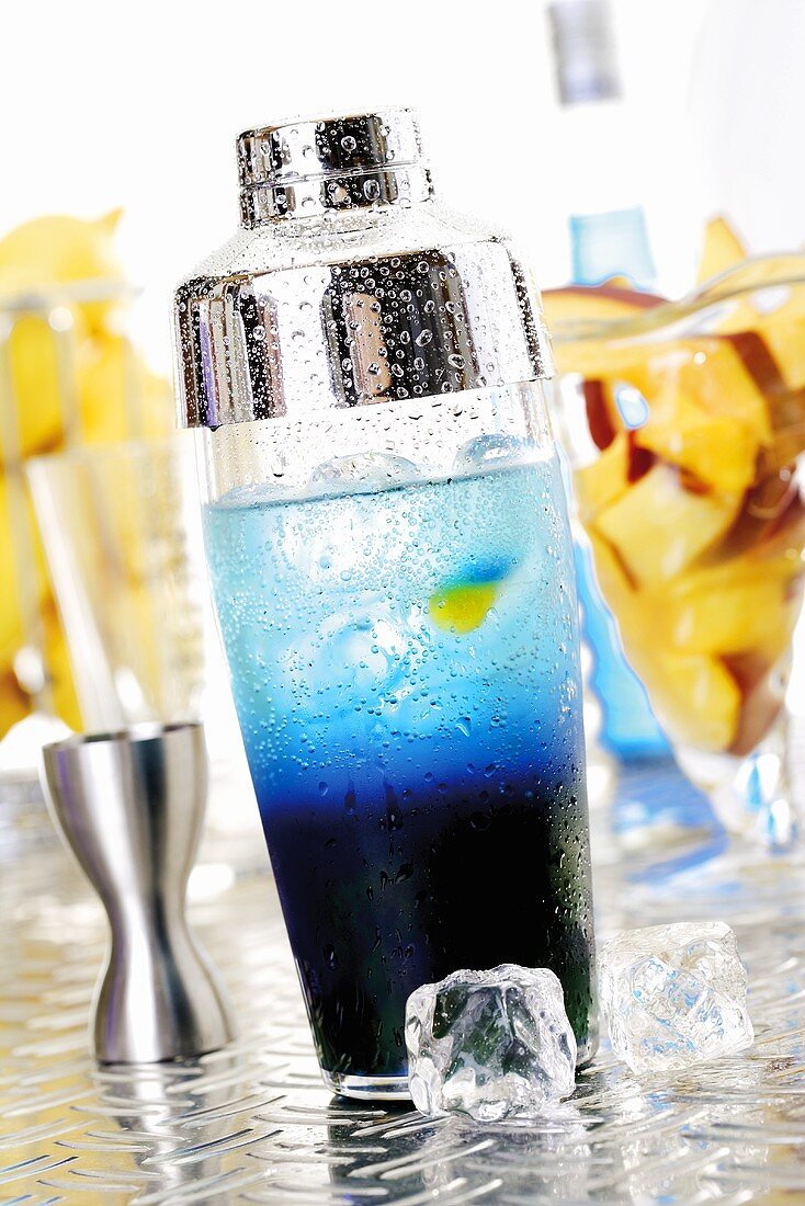 Cocktail mit Blue Curacao im Shaker