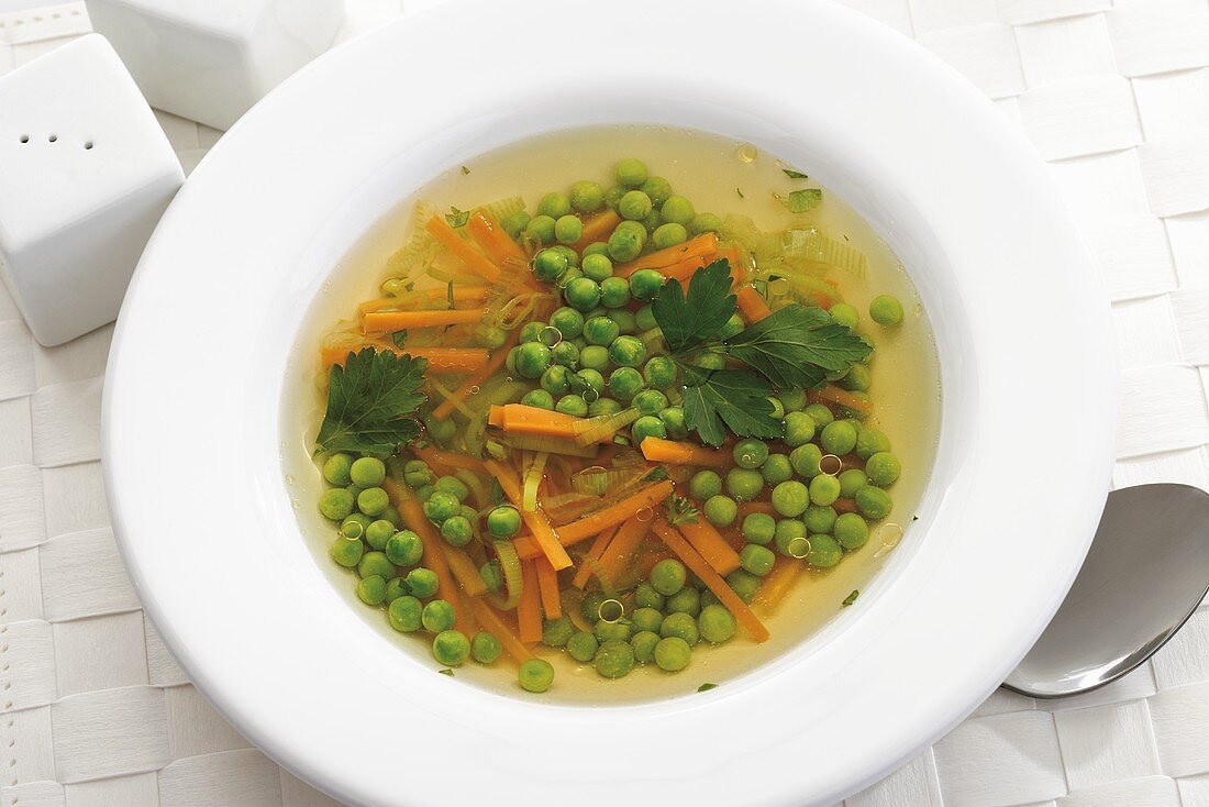 Gemüsesuppe mit Erbsen und Möhren