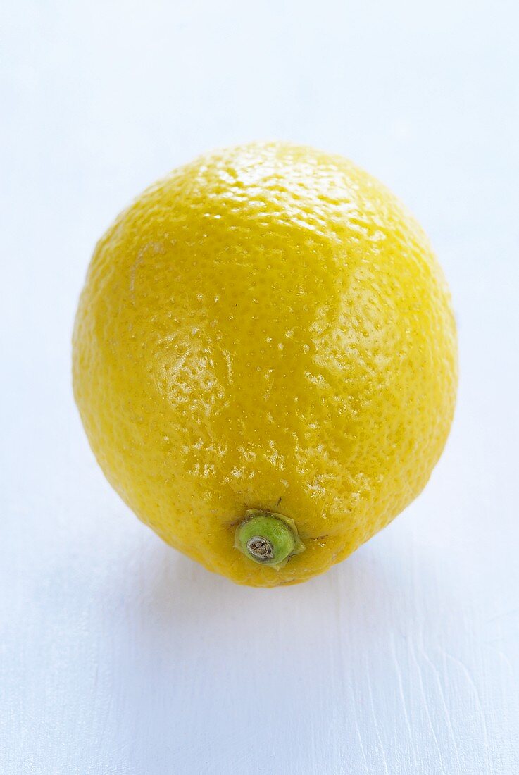 Eine ganze Zitrone