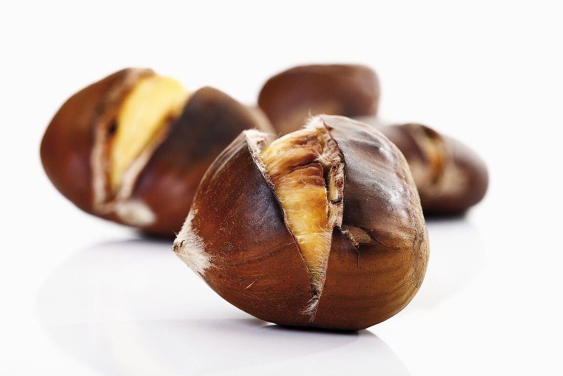 Sweet chestnuts, roasted (close-up)
