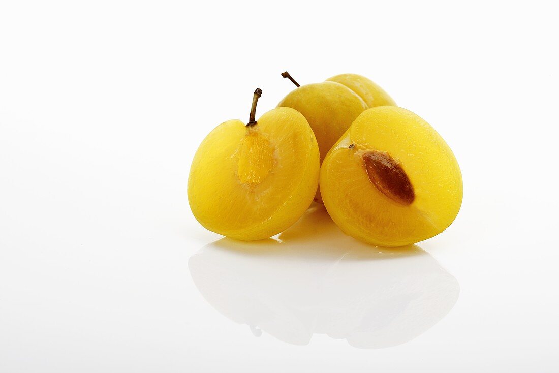 Yellow plums, whole and halved