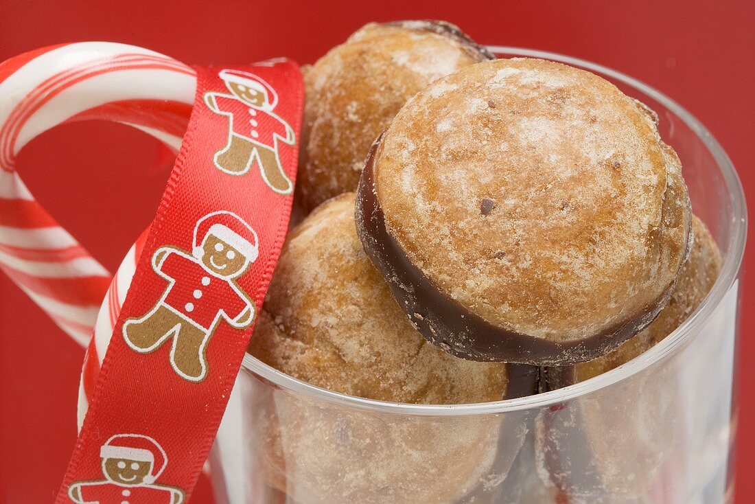 Lebkuchen, Zuckerstangen und Schleife