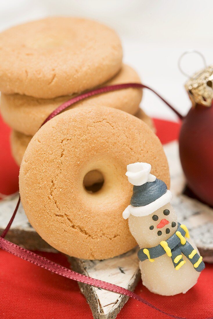 Weihnachtsplätzchen (Butterkekse) und Marzipanschneemann