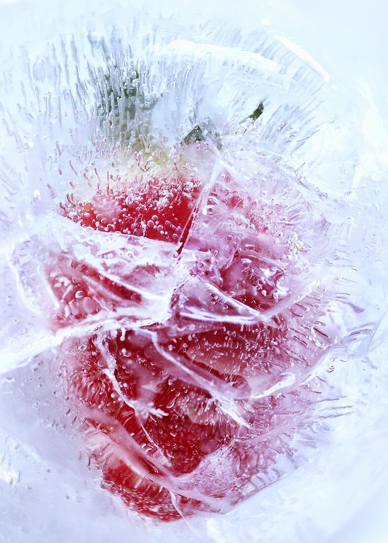 Erdbeere im Eisblock (Close Up)