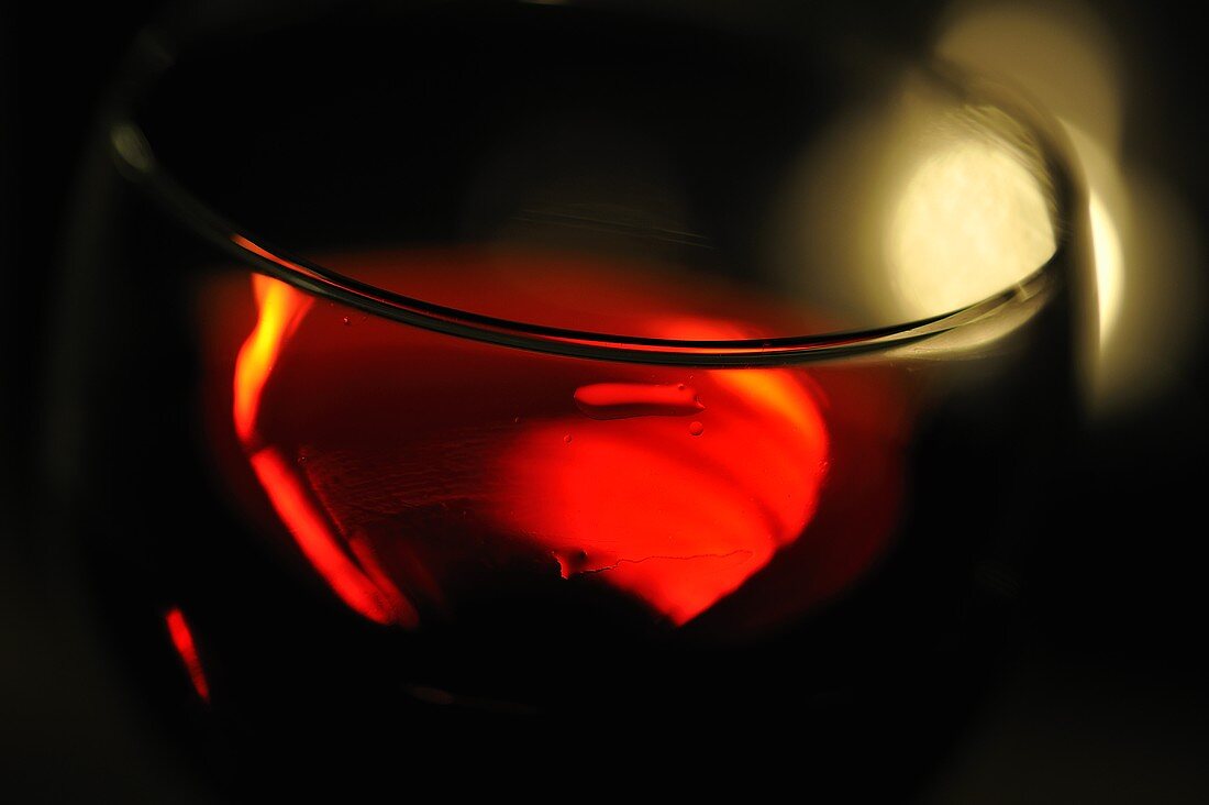 Rotweinglas in stimmungsvollem Licht (Close Up)