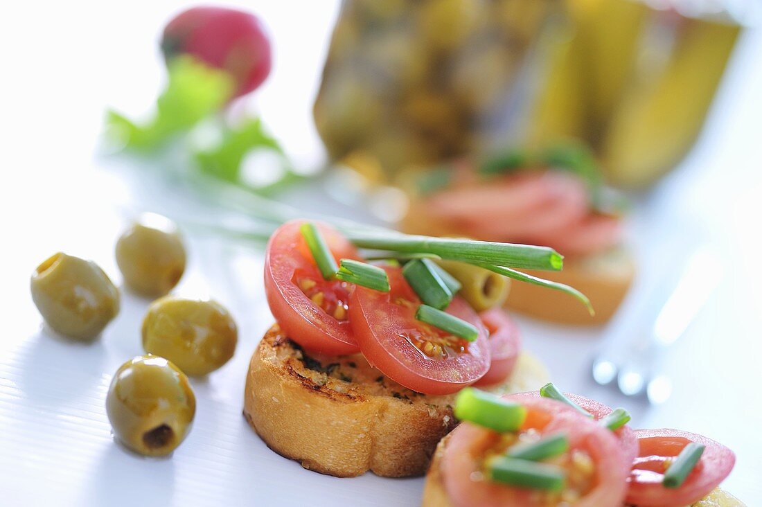 Bruschetta mit Tomaten und Schnittlauch, Oliven