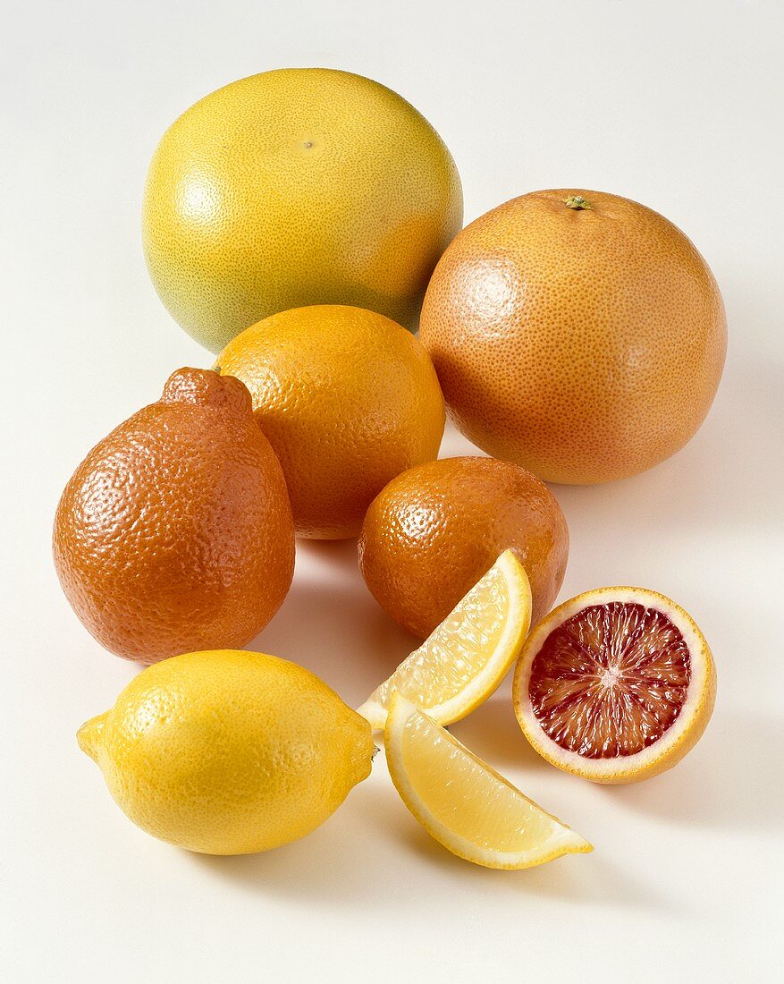 Verschiedene Zitrusfrüchte (Grapefruits, Zitrone, Blutorange, Orangen)