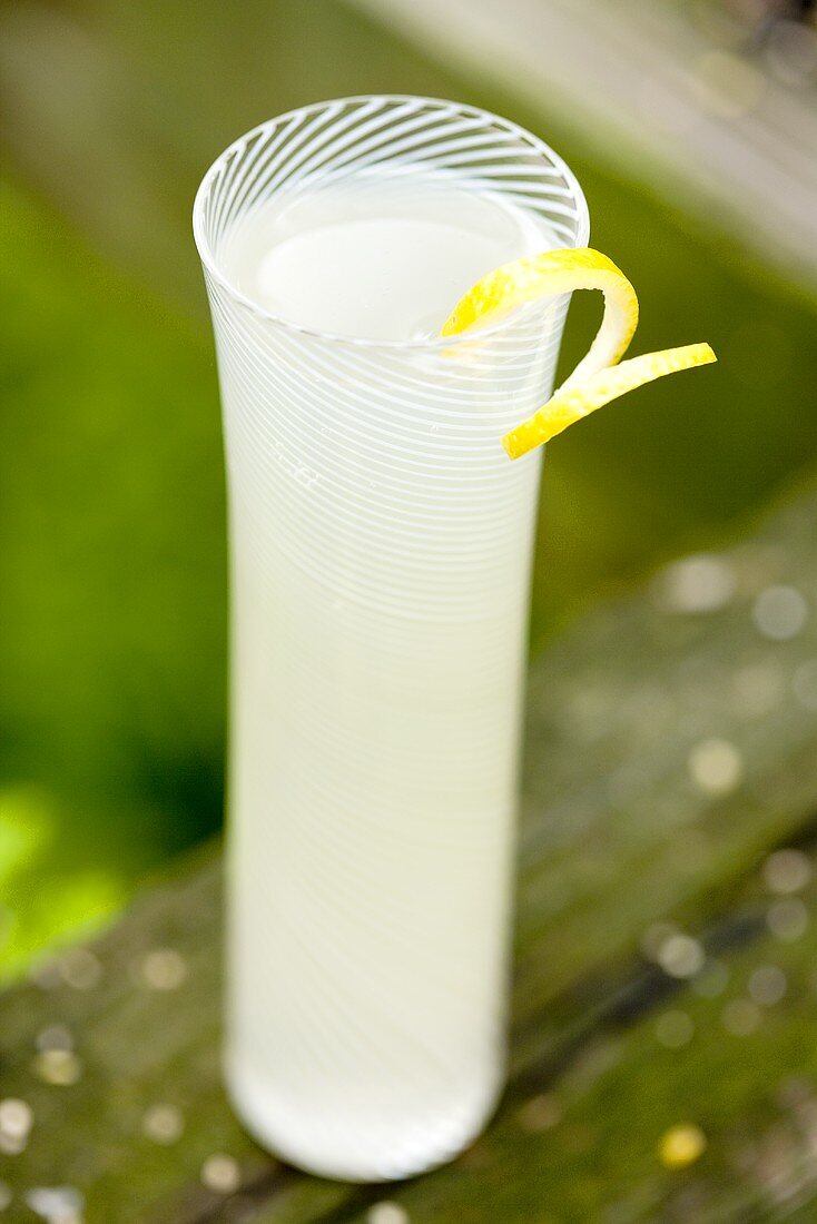 Grosses Glas Limonade mit Zitronenzeste