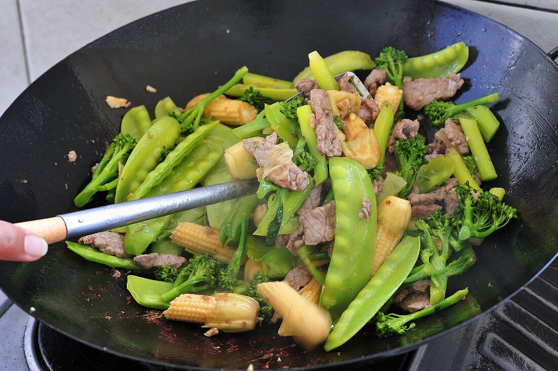 Zuckerschoten und Rindfleisch aus dem Wok mit Sojasauce