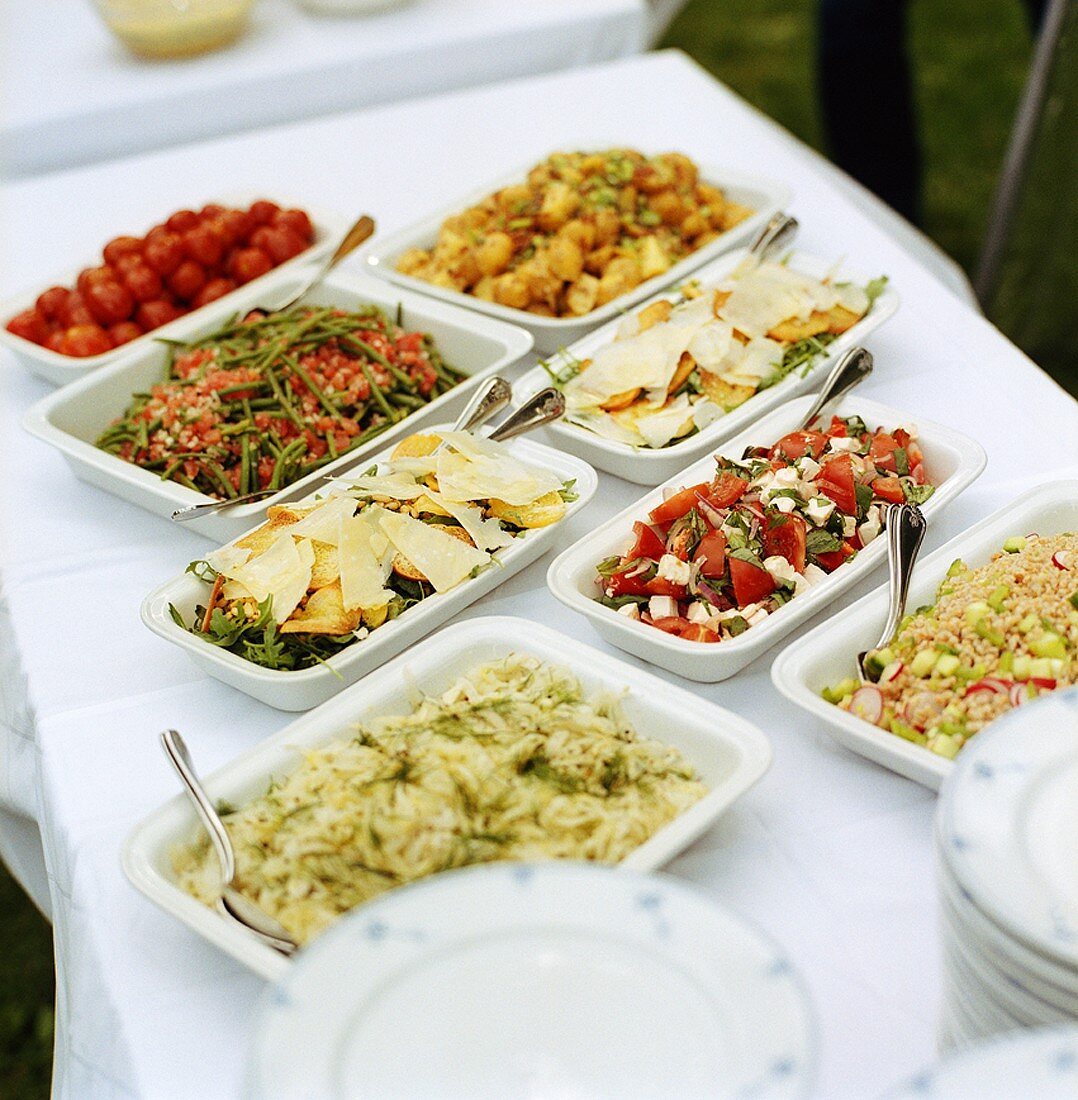 Buffet mit verschiedenen Salaten