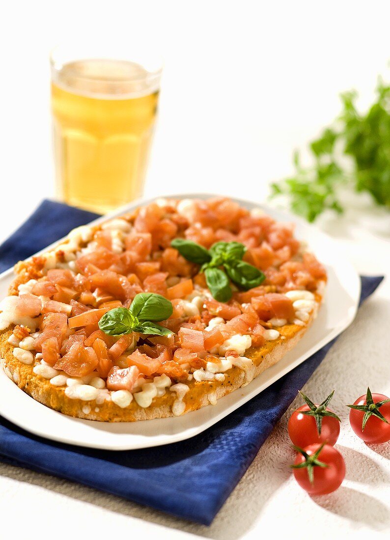 Geröstetes Brot mit Mozzarella, Tomaten und Basilikum