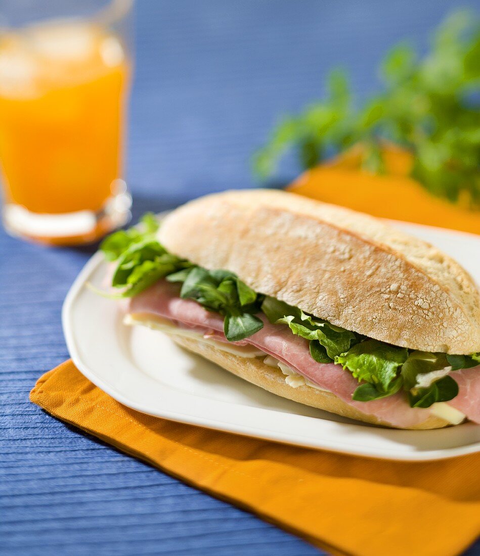 Brötchen mit Schinken, Käse und Salat