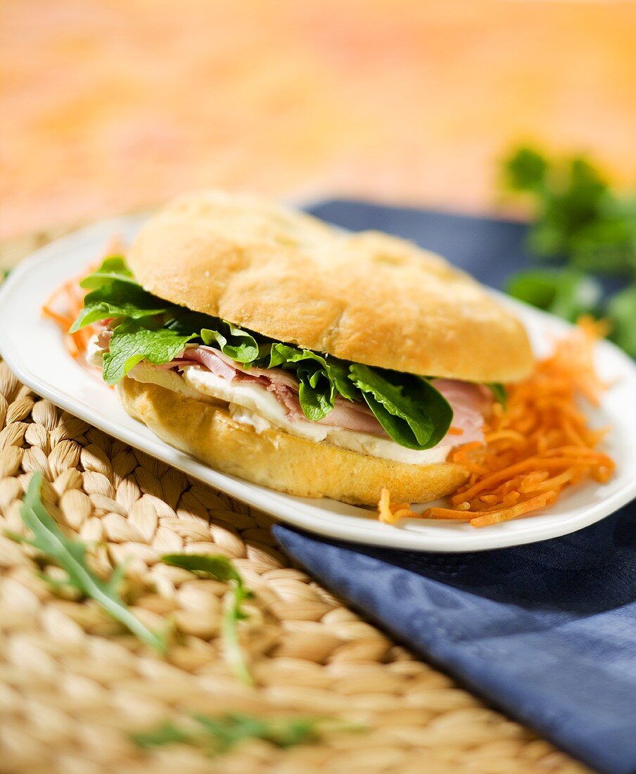 Belegtes Fladenbrot mit Mozzarella, Schinken und Rucola