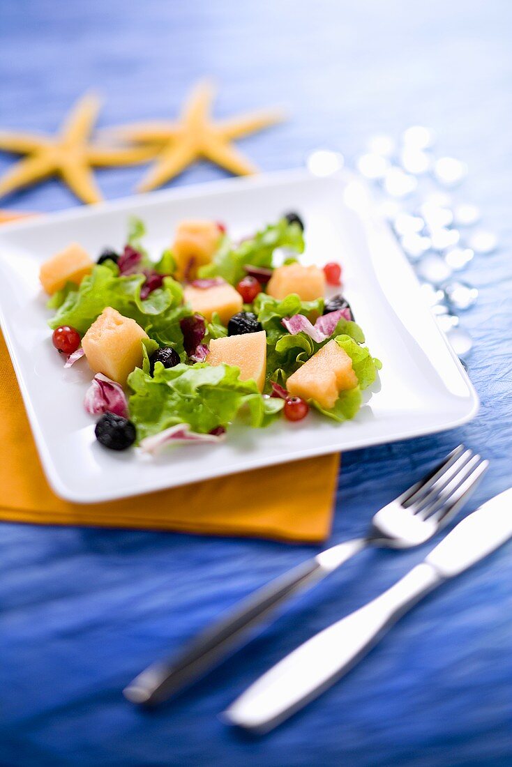 Bunter Blattsalat mit Melone und Beeren