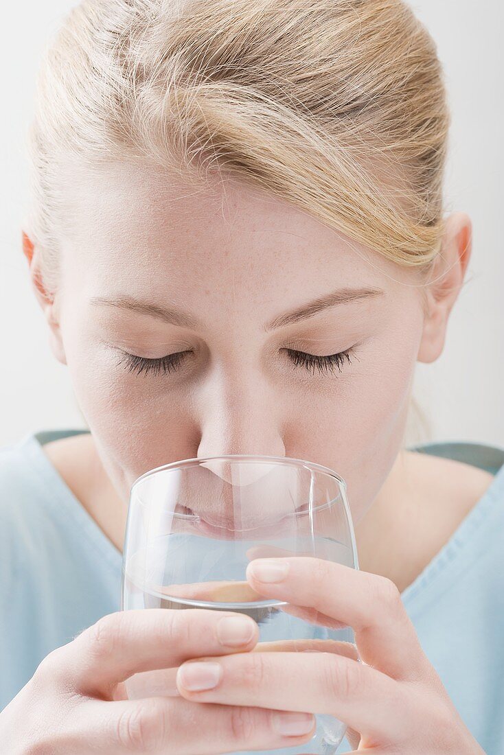 Frau trinkt Glas Wasser