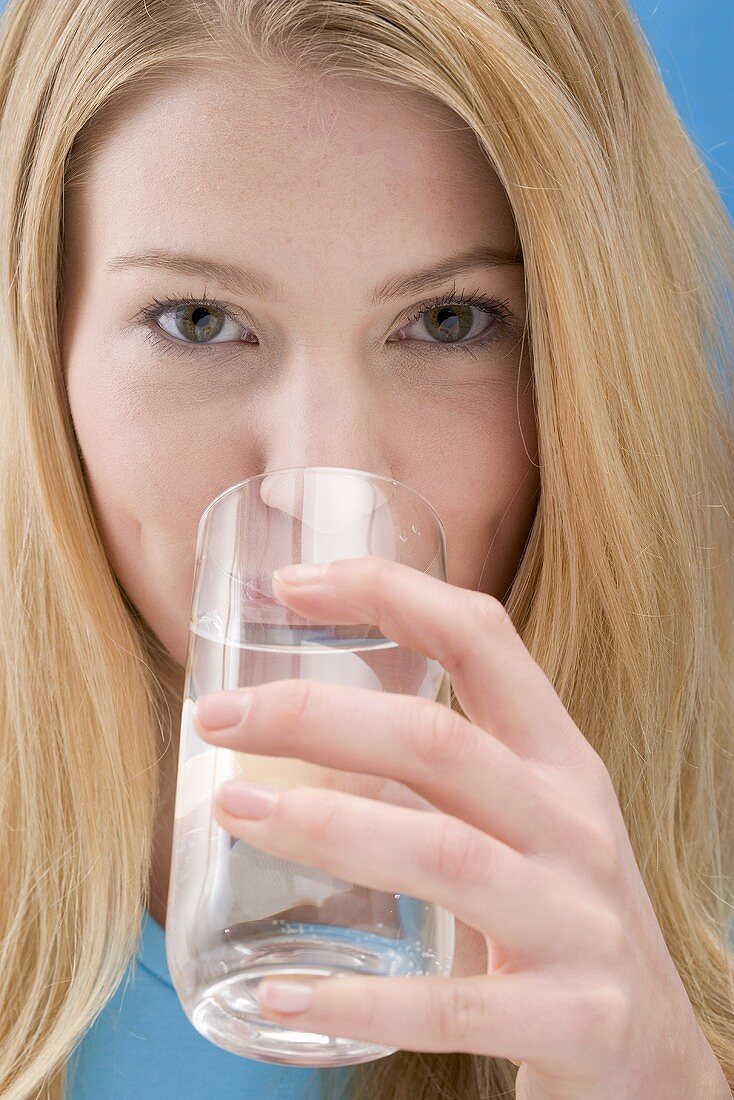 Frau trinkt Glas Wasser