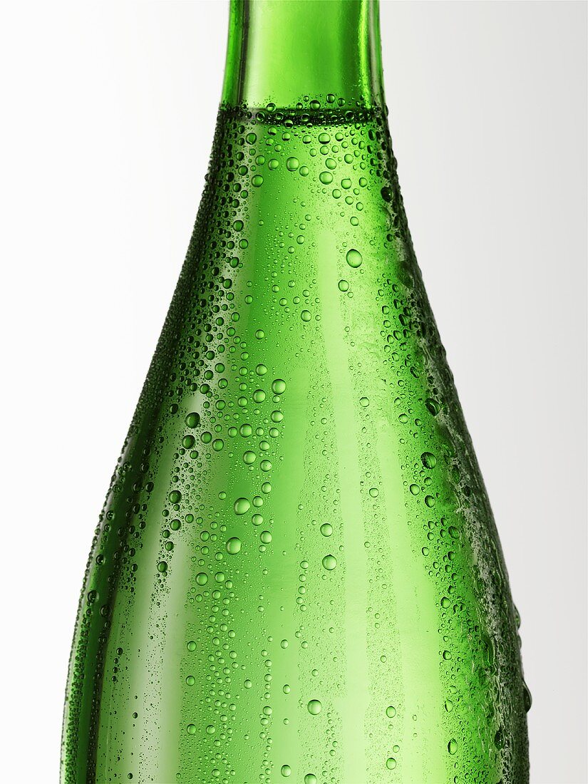 Grüne Glasflasche mit Wassertropfen (Ausschnitt)