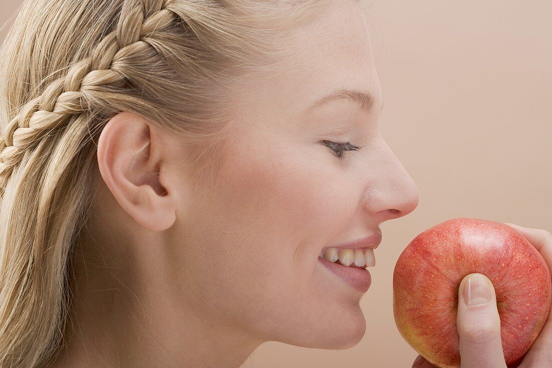 Frau hält roten Apfel