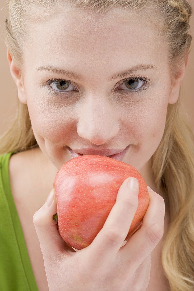 Frau isst roten Apfel