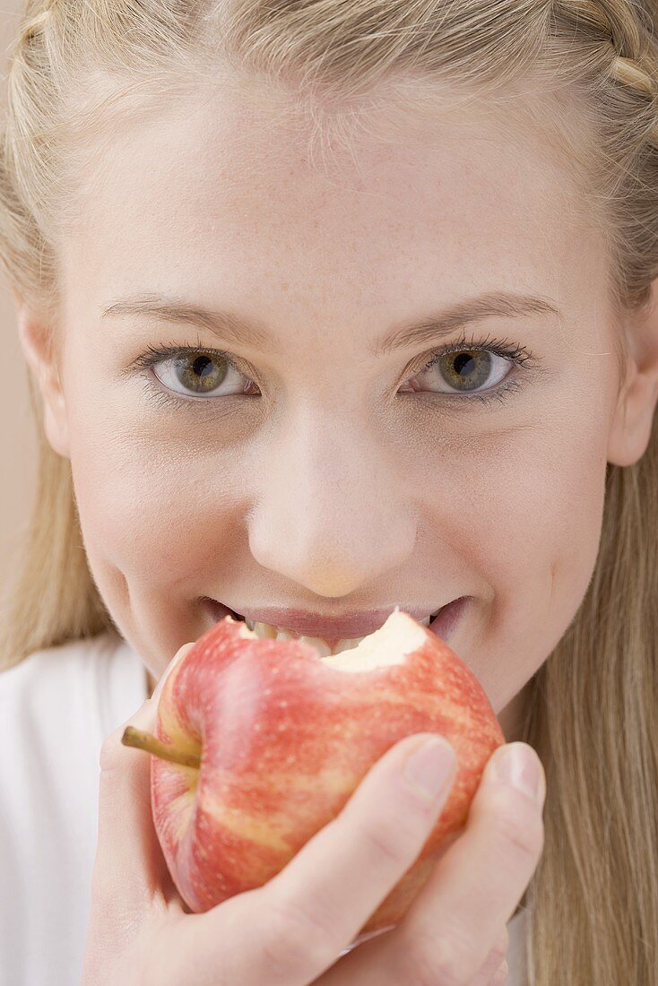 Woman eating apple