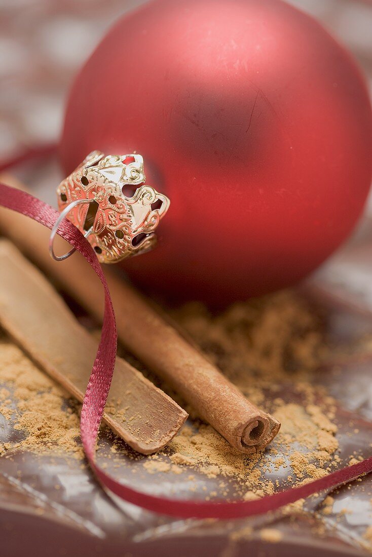 Christbaumkugel und Zimt auf Schokolade