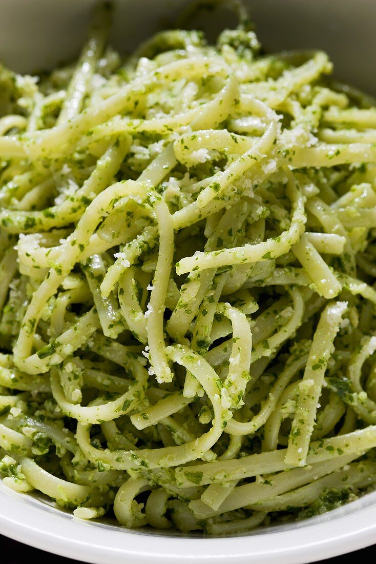 Linguine with cashew nuts and rocket pesto