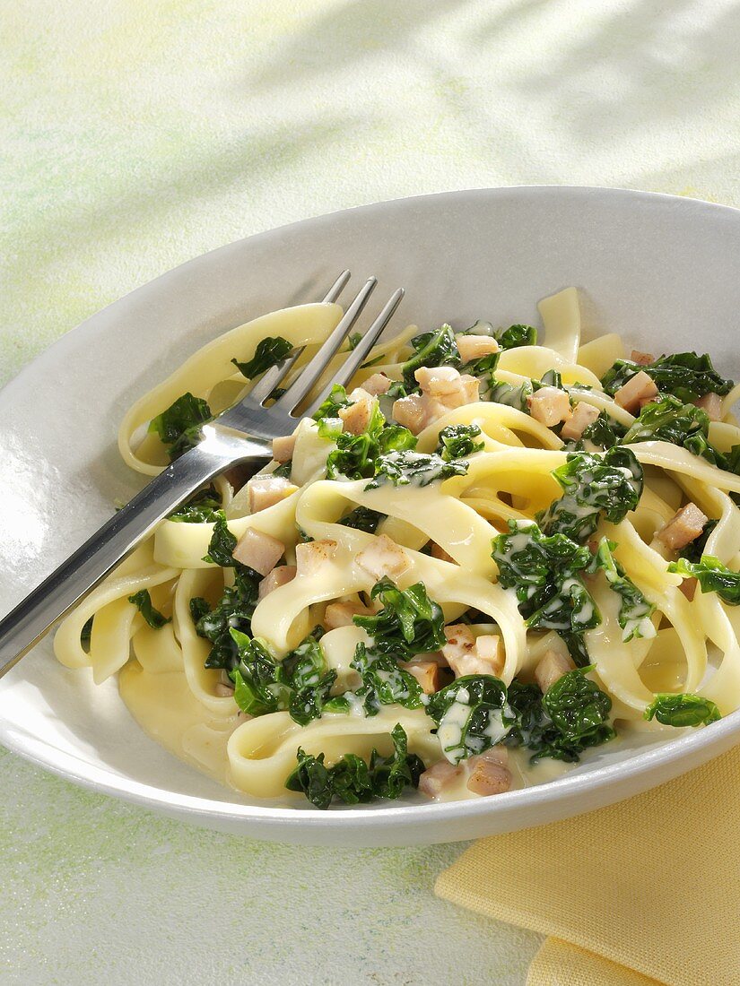 Tagliatelle mit geräucherter Puten und Grünkohl in Sahnesauce