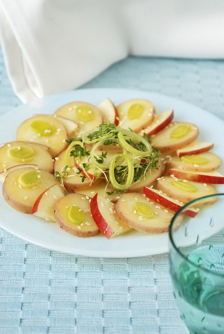 Kartoffel-Apfelsalat mit Frühlingszwiebeln und Sesam