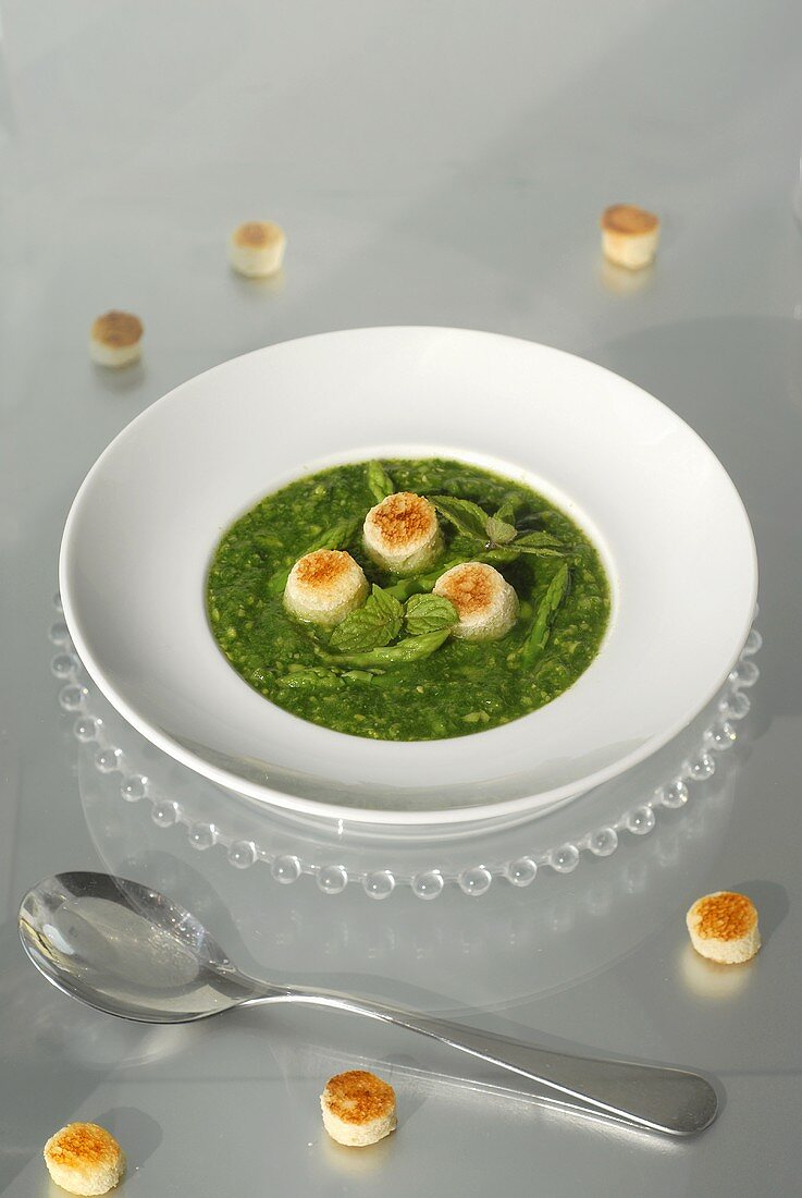 Spinach and asparagus soup with croutons
