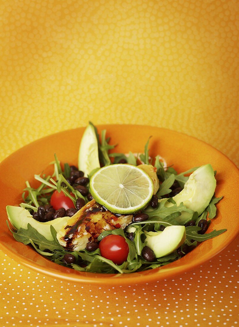 Rucolasalat mit Hähnchen, Avocado, Bohnen und Tomaten