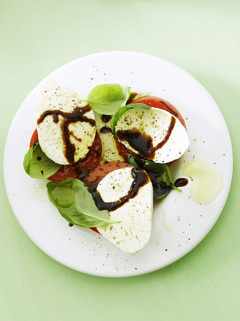 Tomaten mit Mozzarella, Basilikum und Balsamico