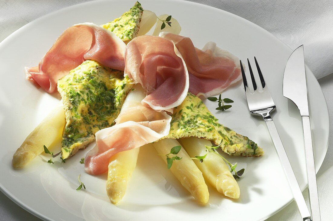 White asparagus with herb omelette and raw ham