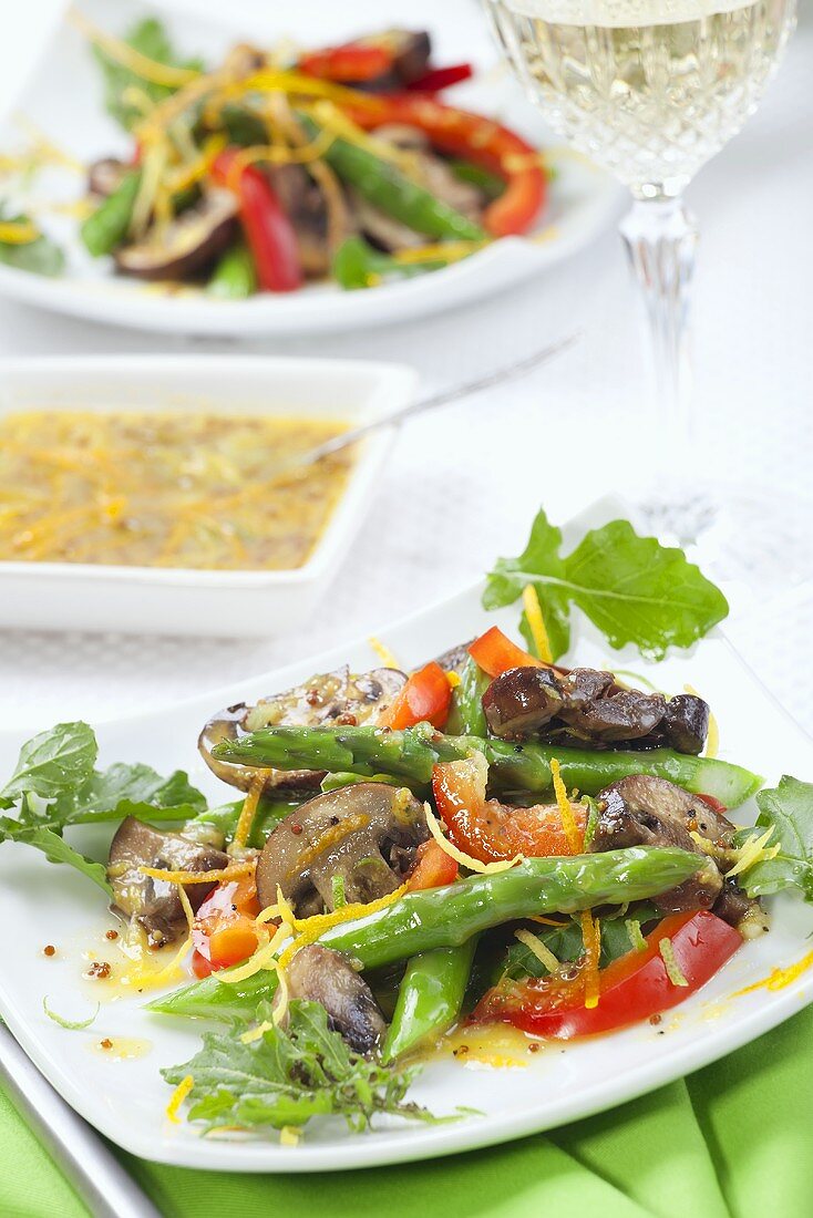 Spargelsalat mit Pilzen und Senf-Orangen-Dressing