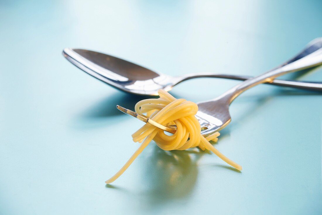 Gabel und Löffel mit Spaghetti