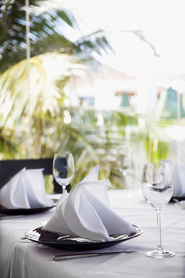 Gedeckter Tisch auf der Terrasse eines Restaurants (Thailand)