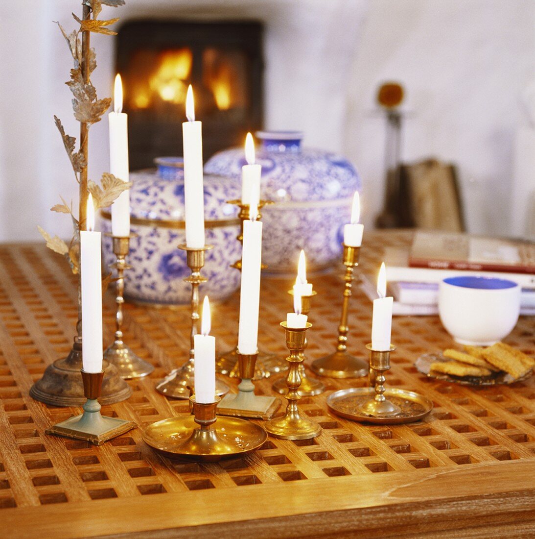 Brennende Kerzen auf einem Tisch