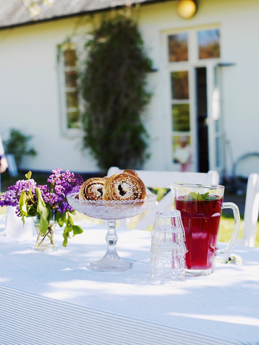 Limonade und Zimtschnecken auf einem Tisch im Freien