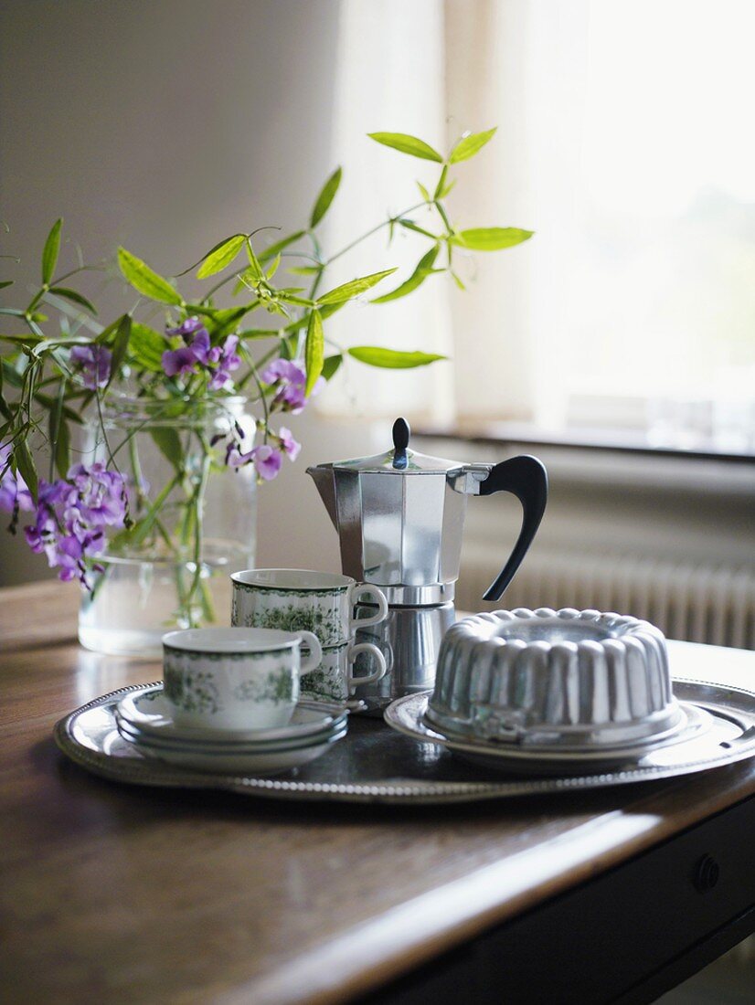 Espressokanne, Kuchenform mit Biskuitkuchen und Tassen