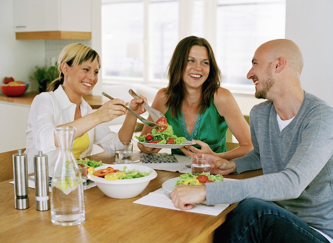 Freunde beim gemeinsamen Essen