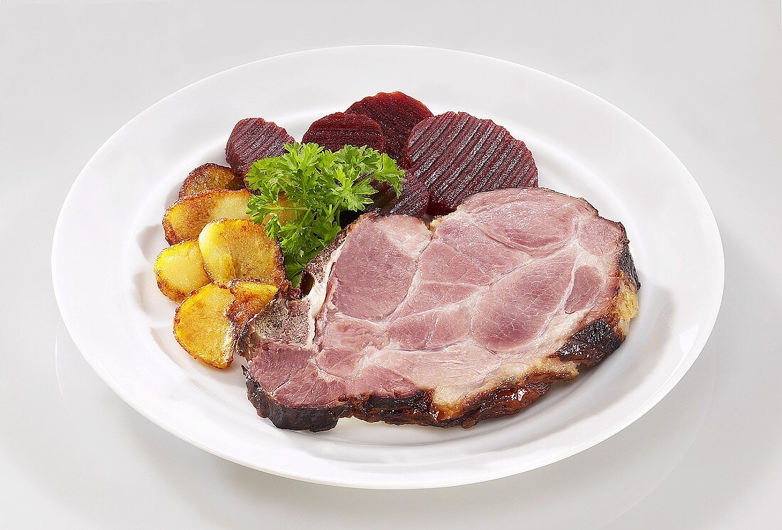 Kassler (smoked, salted pork) with fried potatoes & beetroot