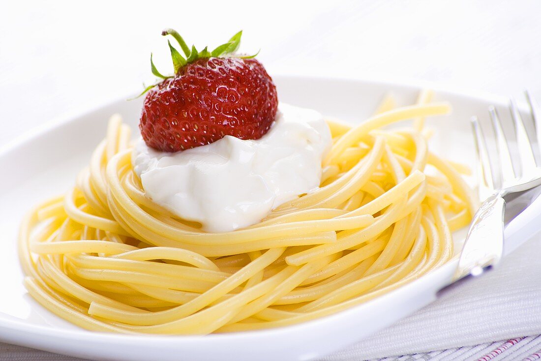 Spaghetti mit Frischkäse und Erdbeere