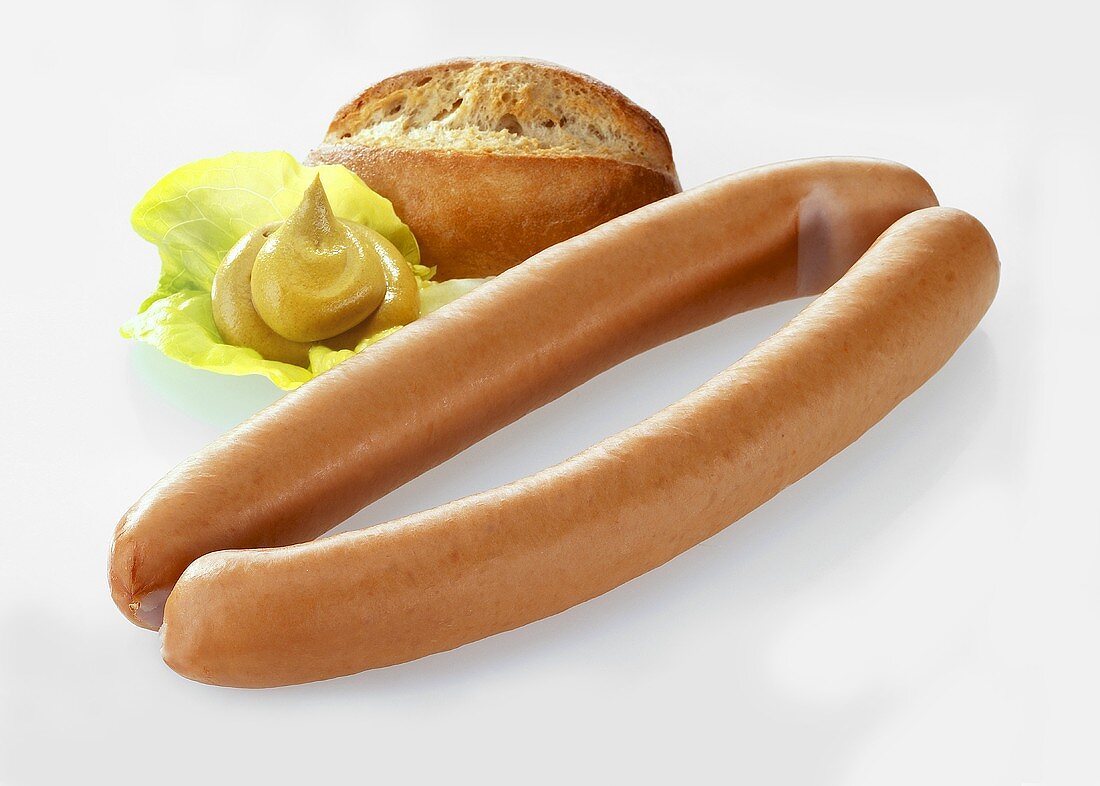 Frankfurters with mustard and bread roll