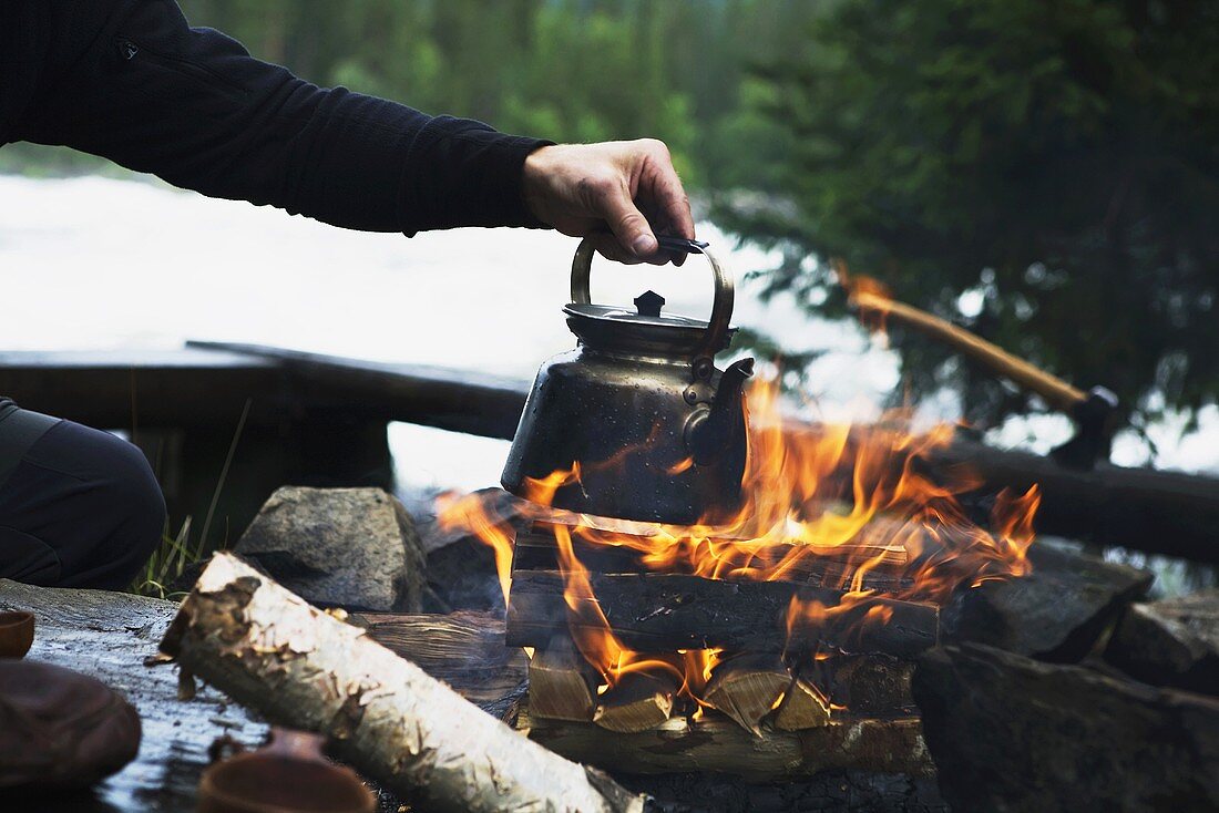 Kaffee am Lagerfeuer kochen (Schweden)