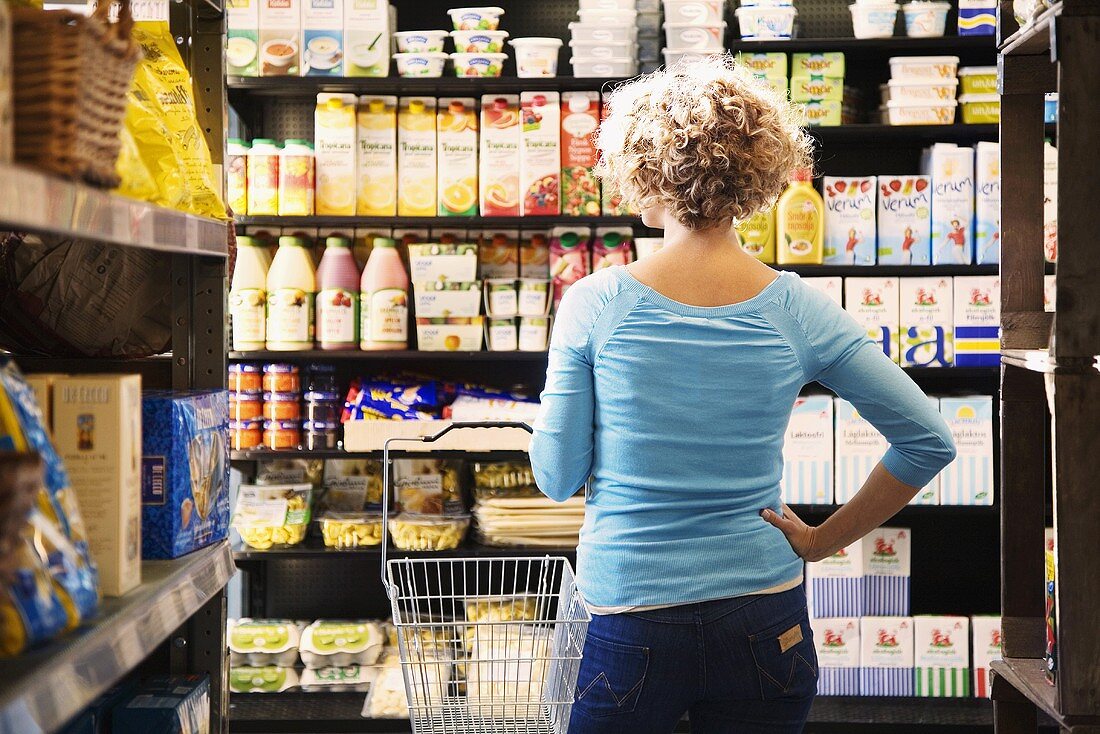 Frau Im Supermarkt Schweden Bilder Kaufen Stockfood