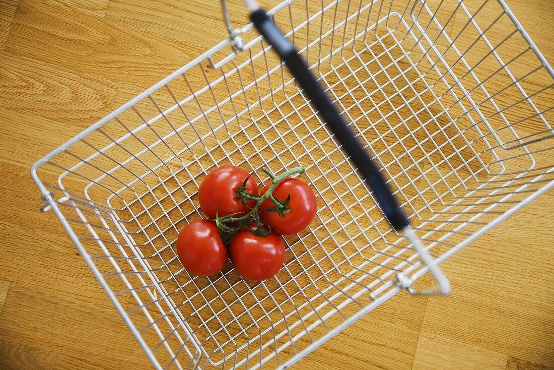 Tomatoes in shopping basket (overhead view)