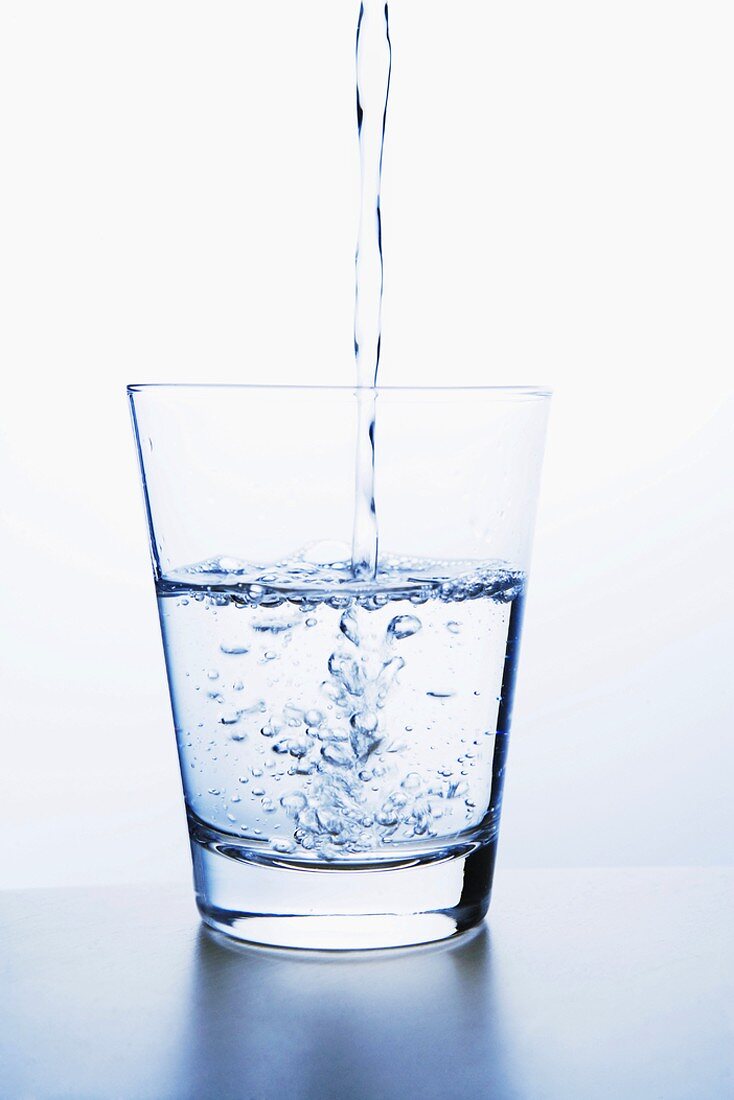 Wasser in Glas gießen